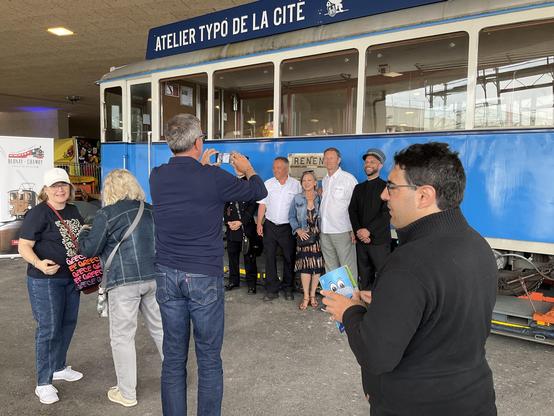 Le tram revient à Lausanne après 60 ans: la conseillère d’État Nuria Gorrite et des volontaires du chemin de fer-musée Blonay-Chamby devant un ancien tram lausannois.