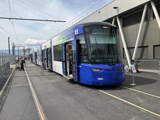 L'un des nouveaux trams lausannois au dépôt de Perrelet.