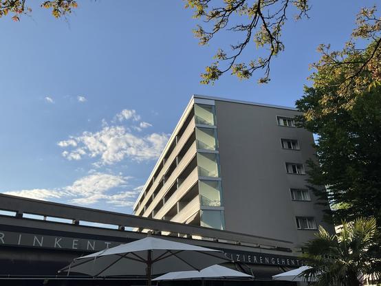 An apartment building against the blue sky.