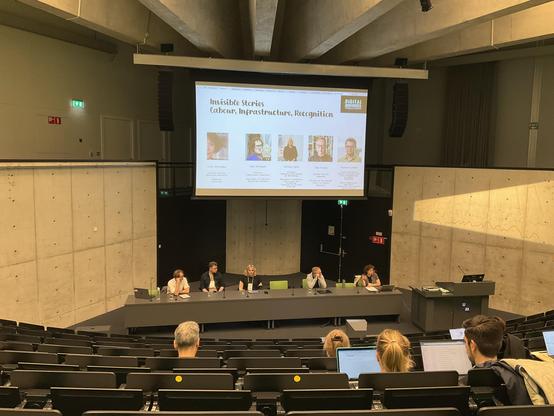Photo from the lecture hall.