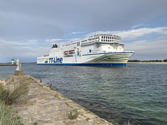 The RoRo ferry Nils Holgersson entering the port.