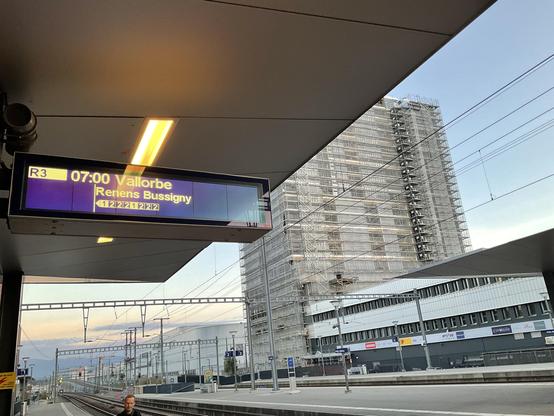 Affichage à la gare annonçant un train à 07h00.