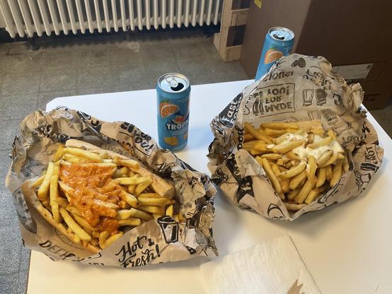 Zwei Mitraillettes, die zweiten sind mit Falafel (sieht man nicht) und Knobi-Sosse, zwei Dosen